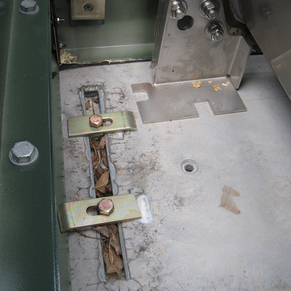 Concast Cclamp and holddown clamp hardware to stabilize flat pads