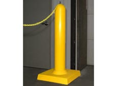 Photo of a temporary guide post with chain.